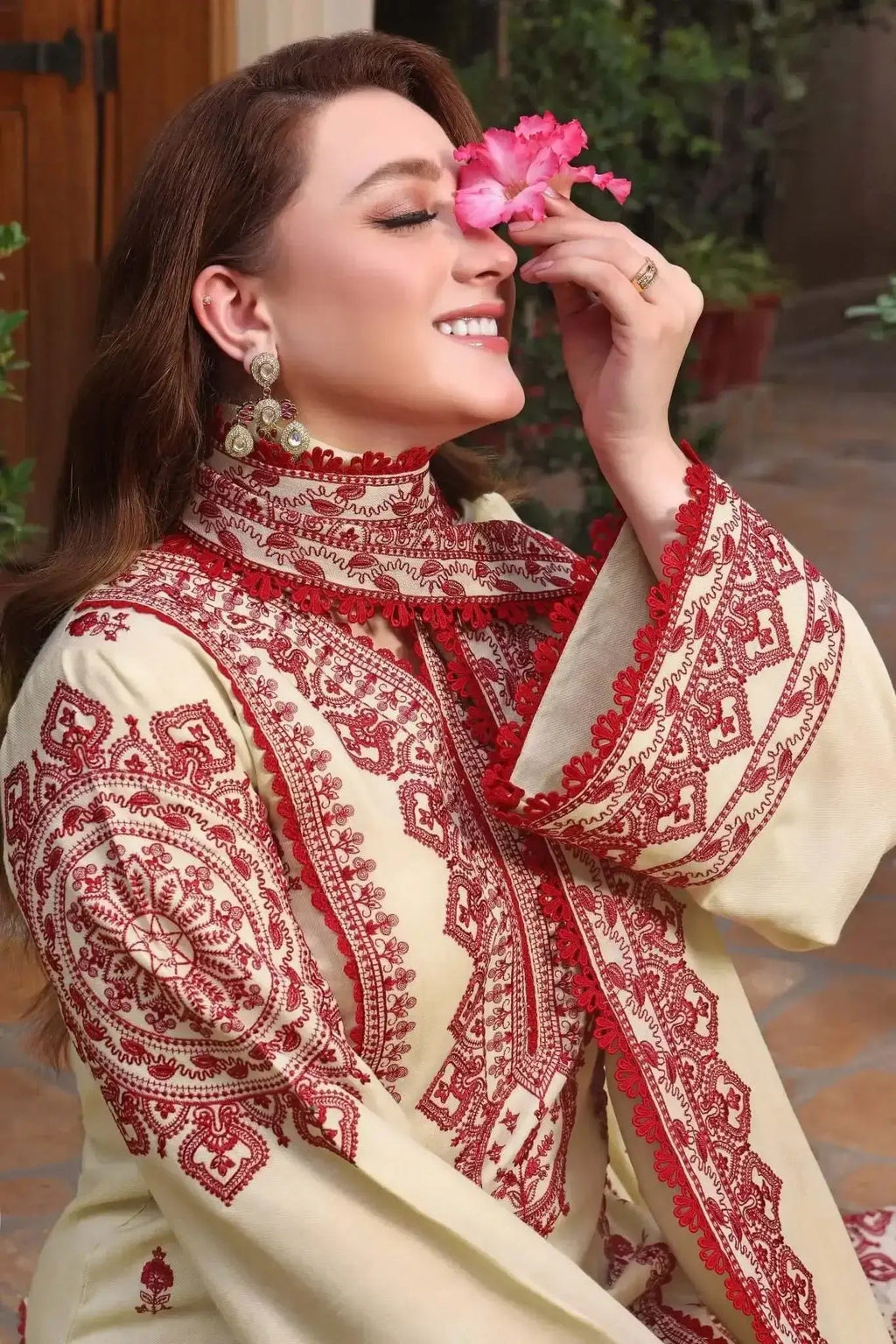 SP 2895-3 Piece Unstitched Heavy Embroidered Dhanak Suit ( Embroidered Dhanak Wool Shawl )
