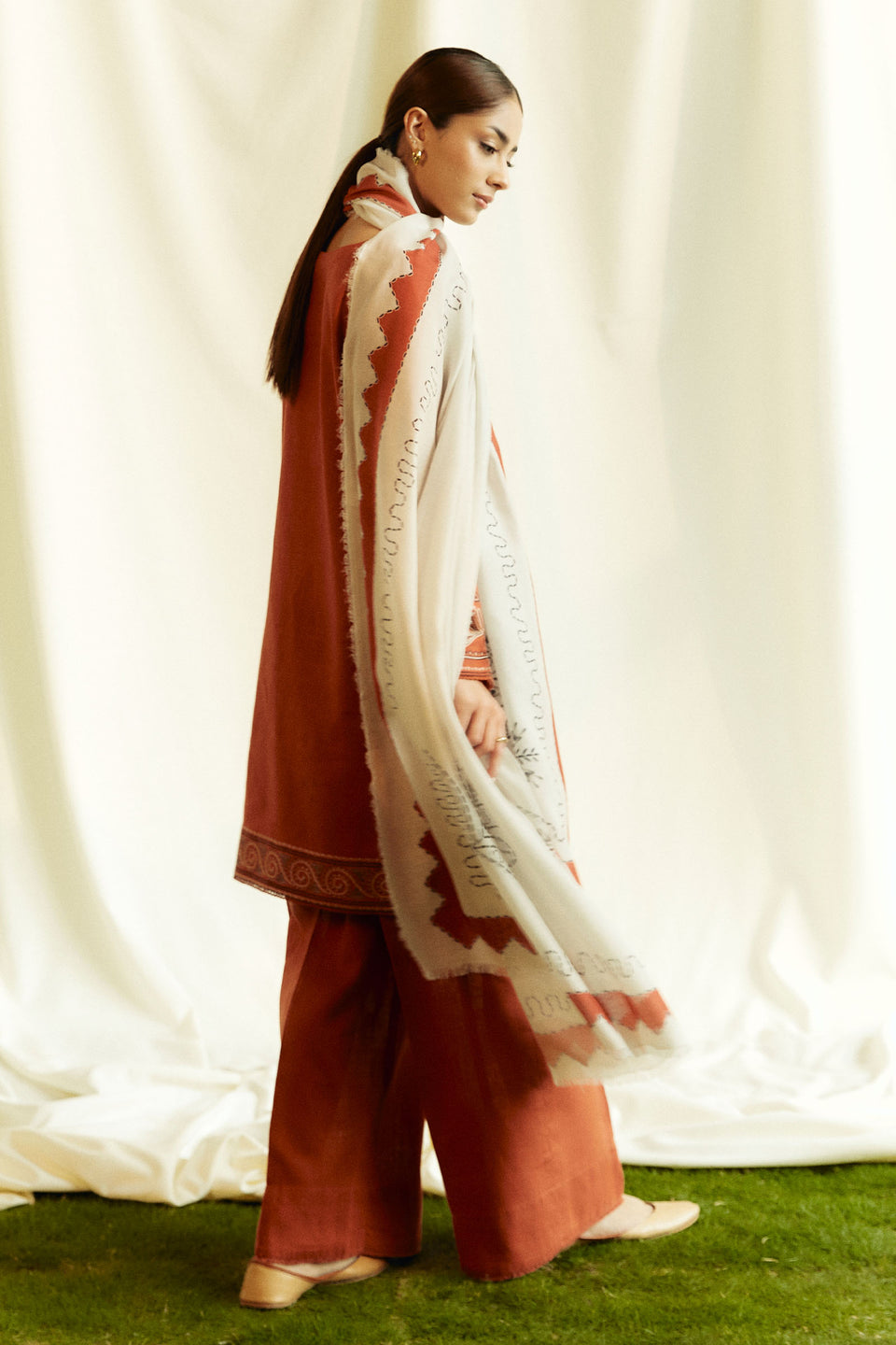 ZS 2555B-3 Piece Unstitched Heavy Embroidered Lawn Suit ( Fine Printed Polly Lawn Dupatta )